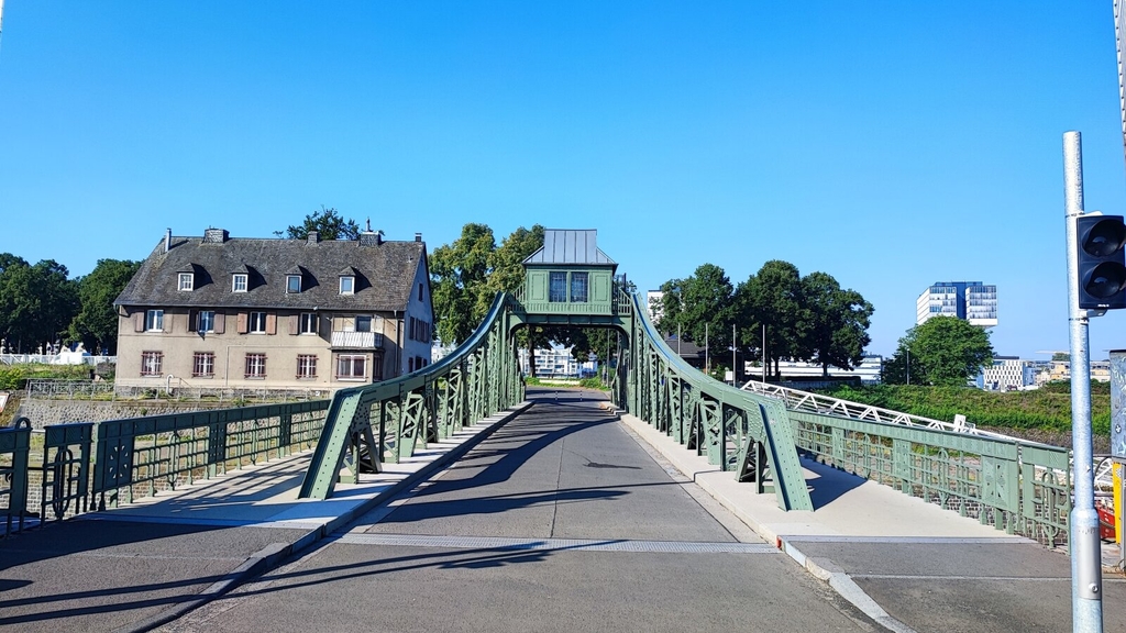 Die Deutzer Drehbrücke erstrahlt in neuem Grün vor der Kulisse der Kranhäuser.