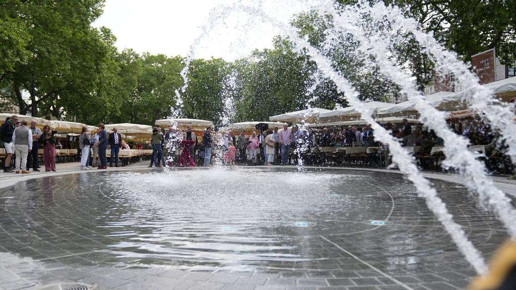 Sprudelnder Brunnen am Neumarkt