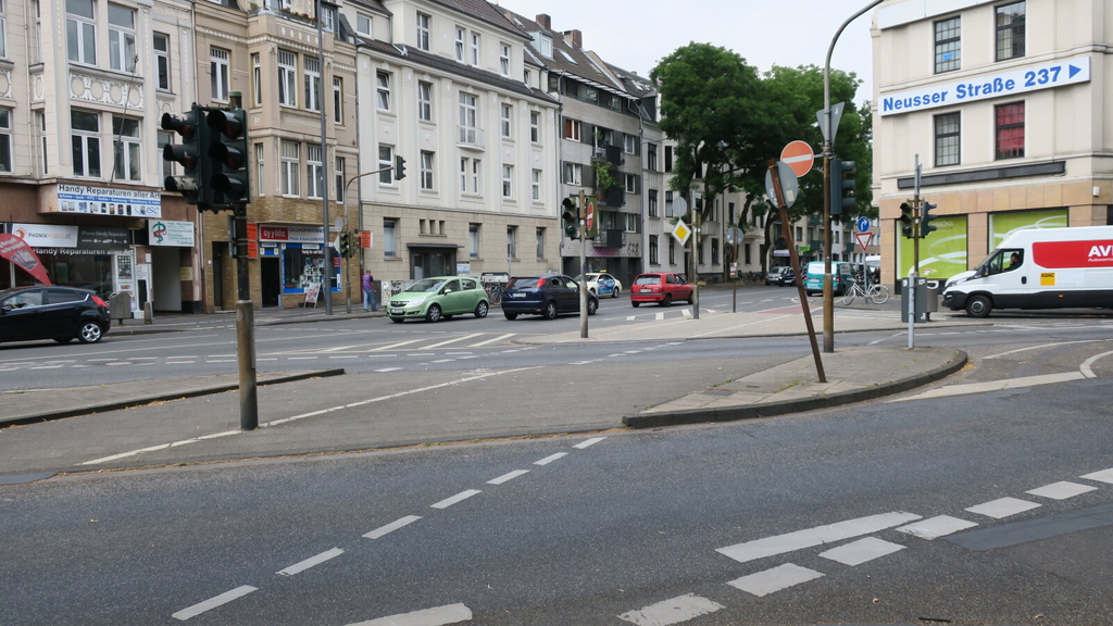 Blick auf die Neusser Straße in Nippes mit  Einmündung zur Kempener Straße