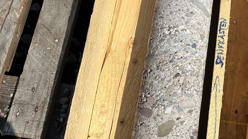 Ergebnis einer Kernbohrung von der Oberkante des Pfeilerrestes bis zur Gründung des Senkkastens.