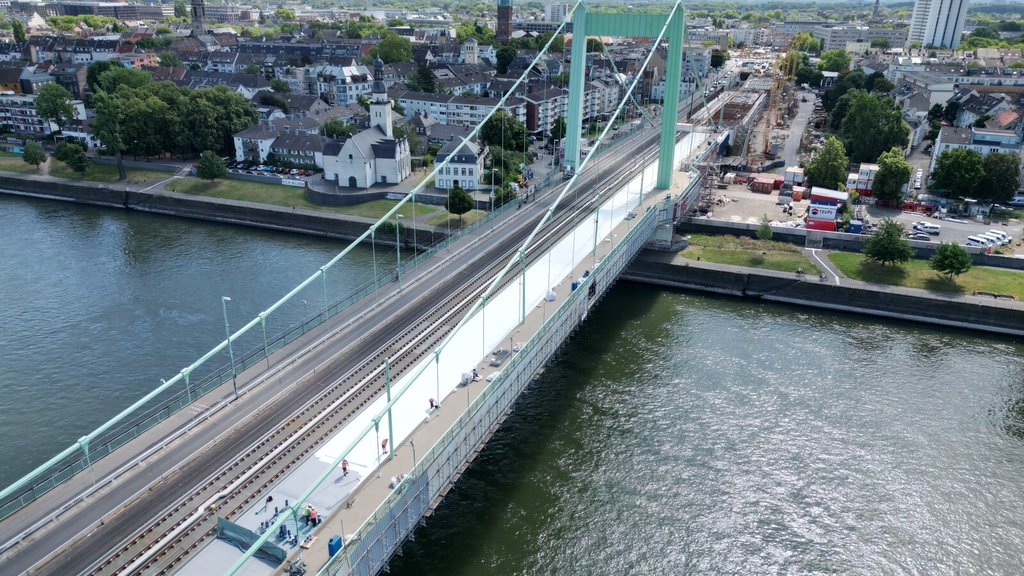 Herstellung der Korrosionsschutzbeschichtung auf der Strombrücke an der Mülheimer Brücke