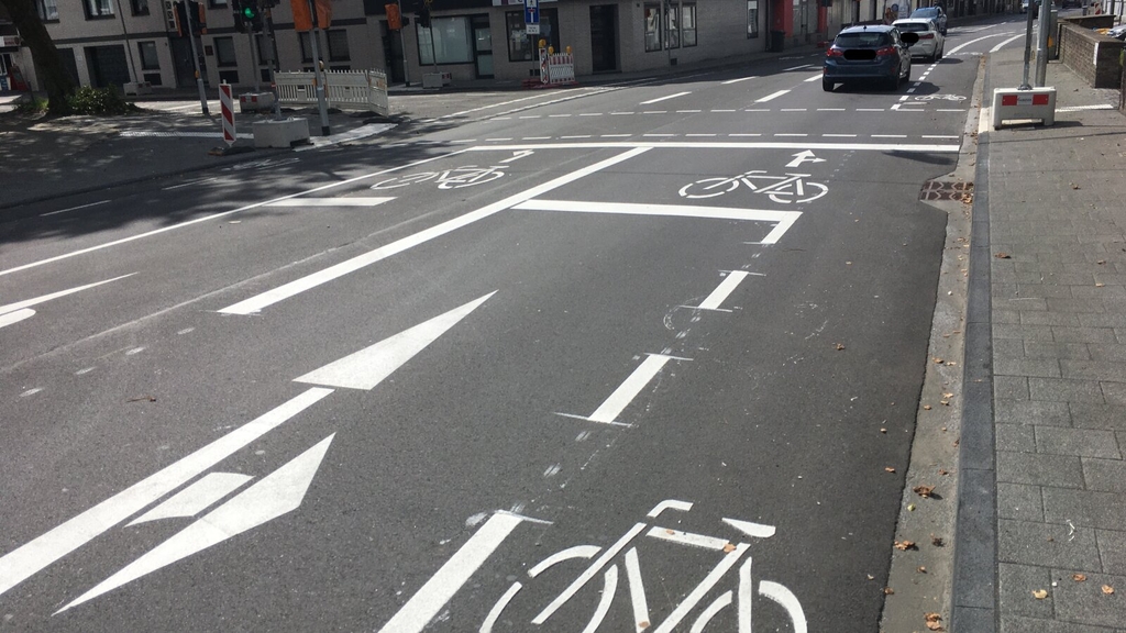 Neue Markierungen an der Kreuzung Berliner Straße/Odenthaler Straße mit großen Aufstellflächen im Kreuzungsbereich.