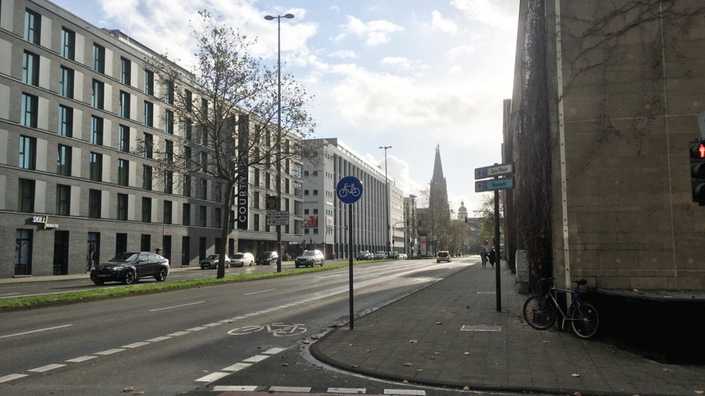 Radfahrstreifen auf der Turiner Straße /Ecke Thürmchenswall mit Blickrichtung stadteinwärts.