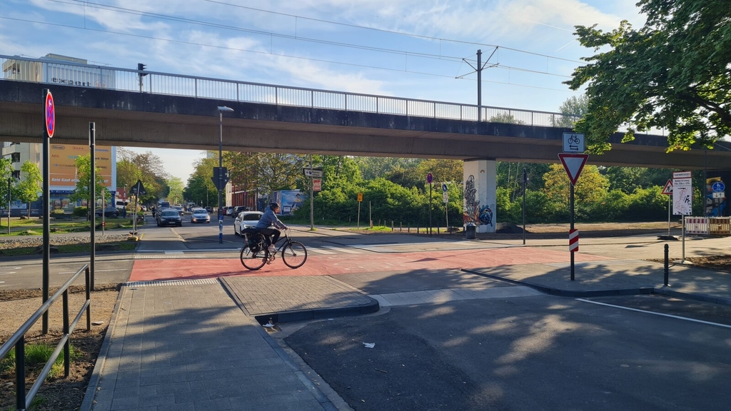Vofahrtsberechtigter Rad- und Fußweg am Niehler Gürtel