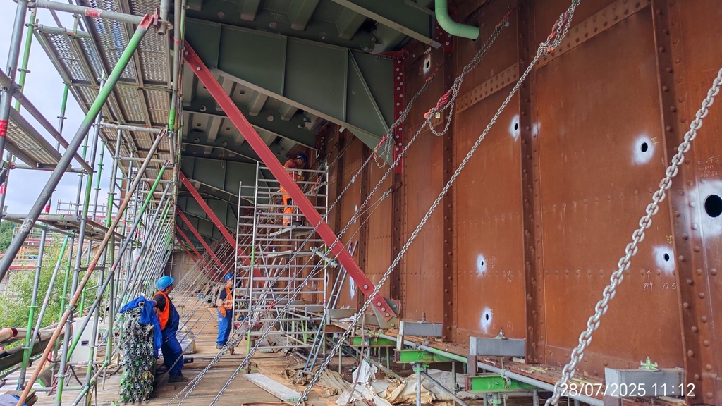 Straßenbauarbeiten an der Flutbrücke der Mülheimer Brücke