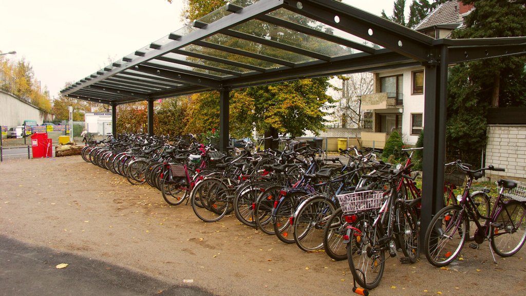 Überdachte Fahrradabstellanlage am Bahnhof Köln-Lövenich