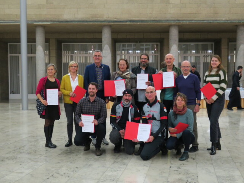 Foto der Gewinner*innen des STADTRADELN 2022. Die Gewinner*innen halten ihre Urkunden in die Kamera. Mit auf dem Bild ist Bürgermeister Andreas Wolter.