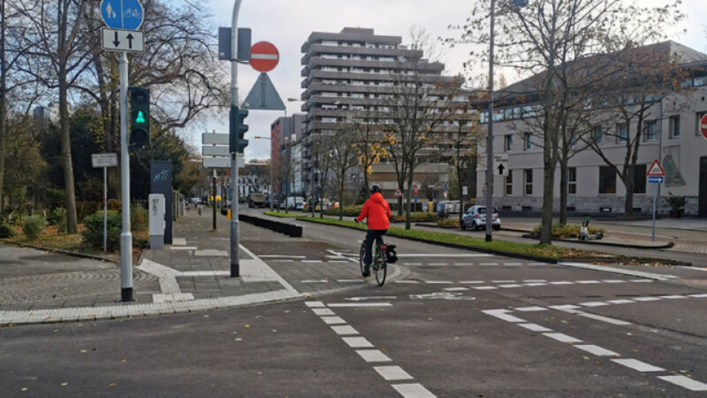 Radfahrerin auf dem Radfahrstreifen an der Kreuzung Deutz-Kalker Straße/Gummersbacher Straße