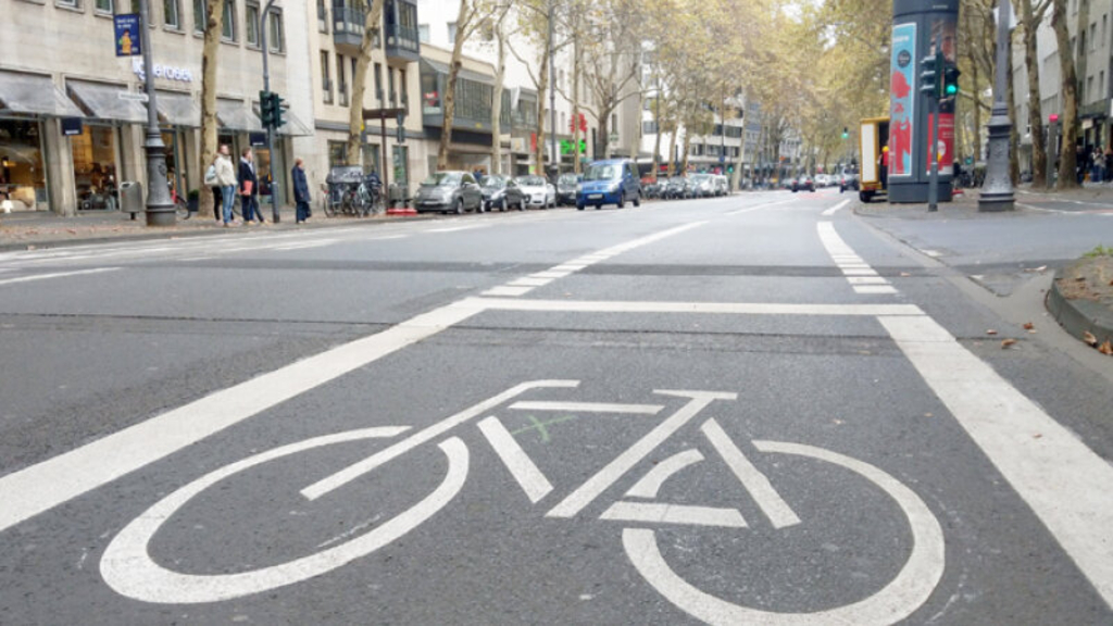 Fahrspur mit Markierung für den Radverkehr auf dem Hohenstaufenring