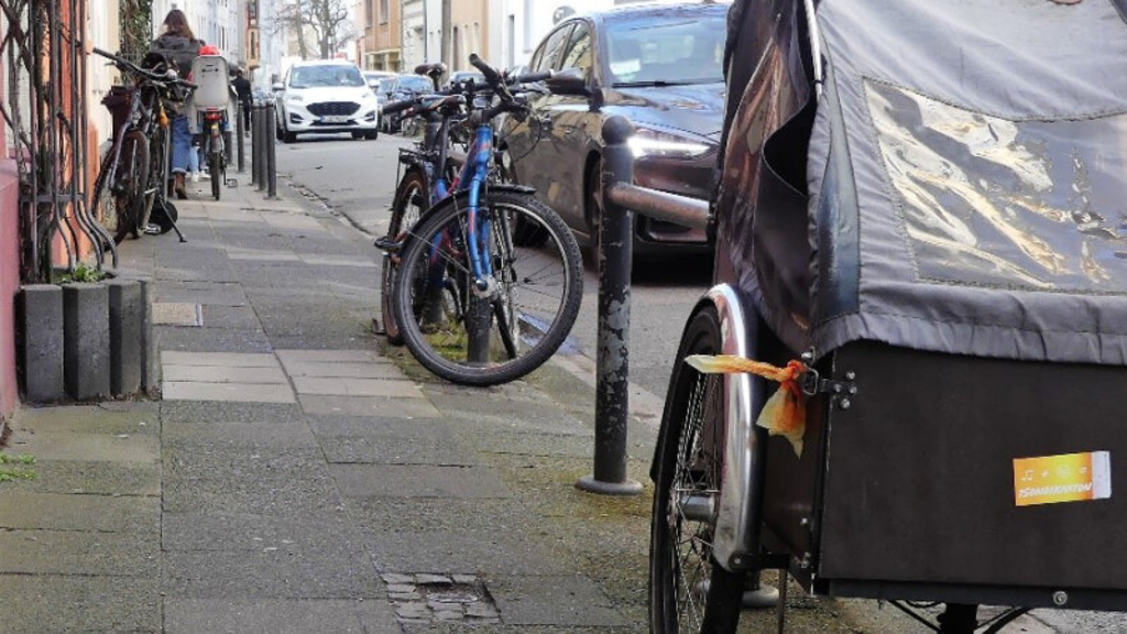 Verengter Gehweg durch geparkte Fahrräder