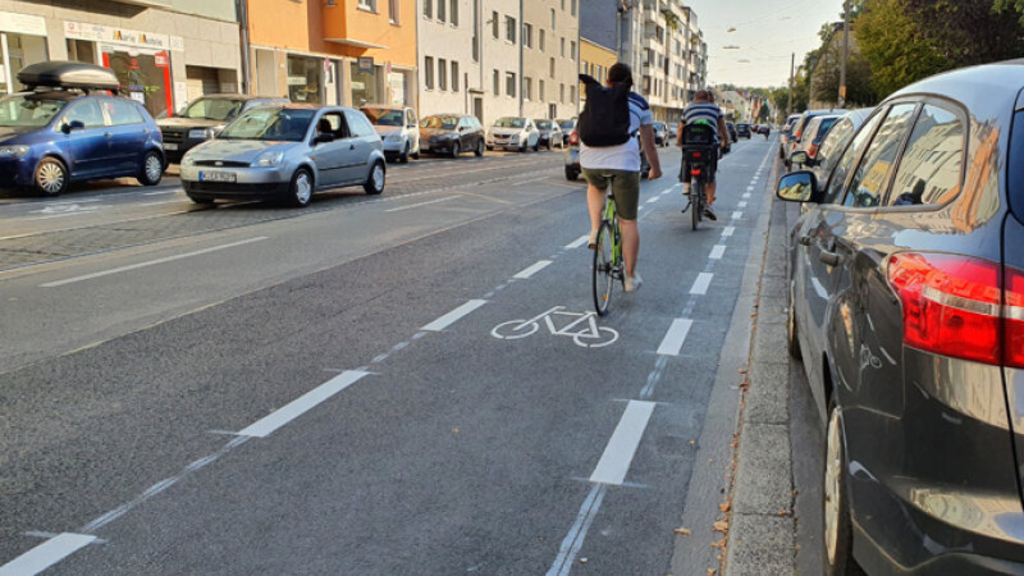 Radfahrer auf dem neuen Fahrradschutzstreifen auf der Berrenrath