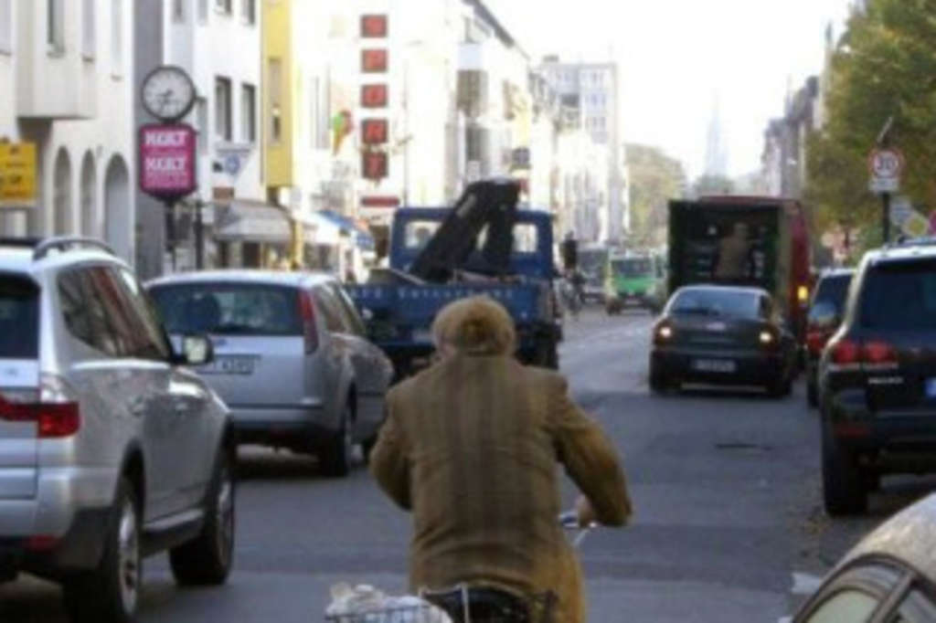 Autoverkehr und Fahrradverkehr auf der Berrenrather Straße