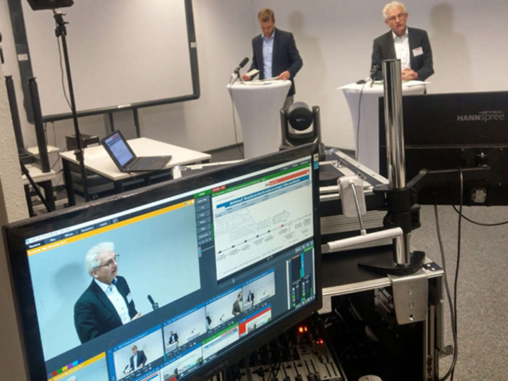 Klaus Harzendorf, Leiter des Amtes für Straßen und Verkehrsentwicklung, vor der Kamera im Rahmen der digitalen Bürgerinfo zum Radverkehrskonzept Ehrenfeld.