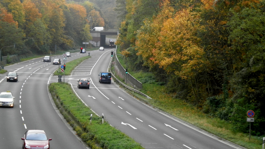 Blick auf die vierspurige Militärringstraße mit Grasstreifen in der Mitte