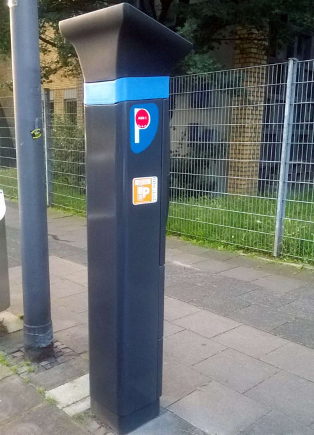 Parkscheinautomat mit blauem Band zum 24 Stunden Parken