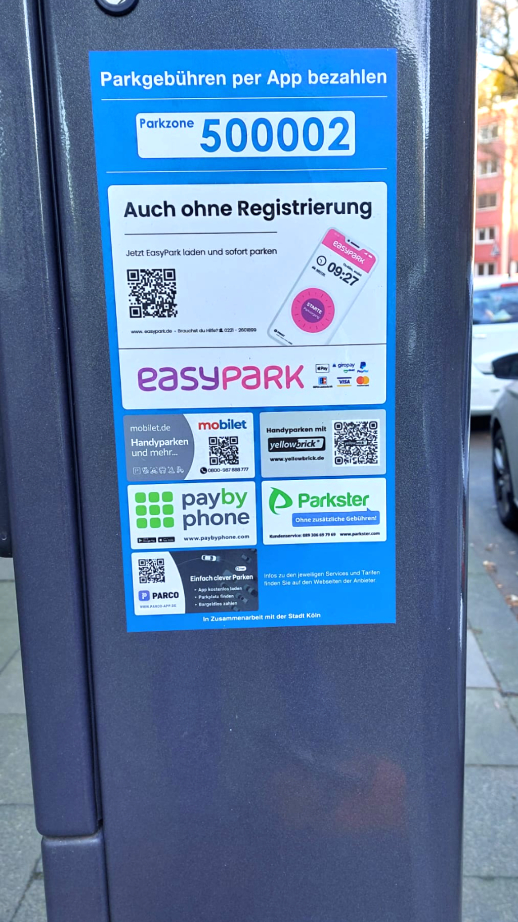 Parkscheinautomat mit dem Hinweis auf die verschiedenen Anbieter*innen zum Handy-Parken