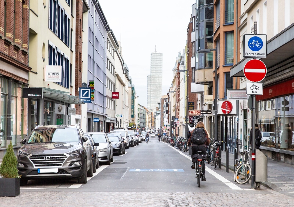Radfahrerin auf der Fahrradstraße Friesenwall