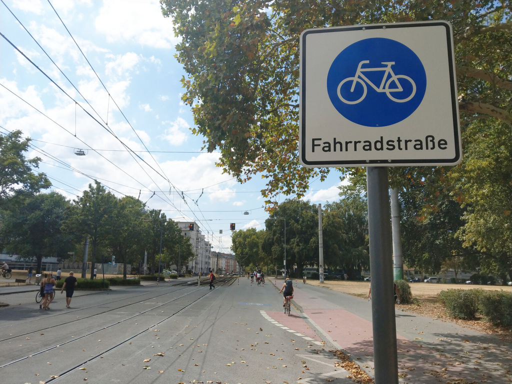 Zülpicher Straße mit dem Verkehrsschild Fahrradstraße im Vordergrund