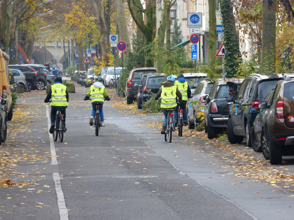 Radfahrende Kinder mit Leuchtwesten auf der Ottostraße
