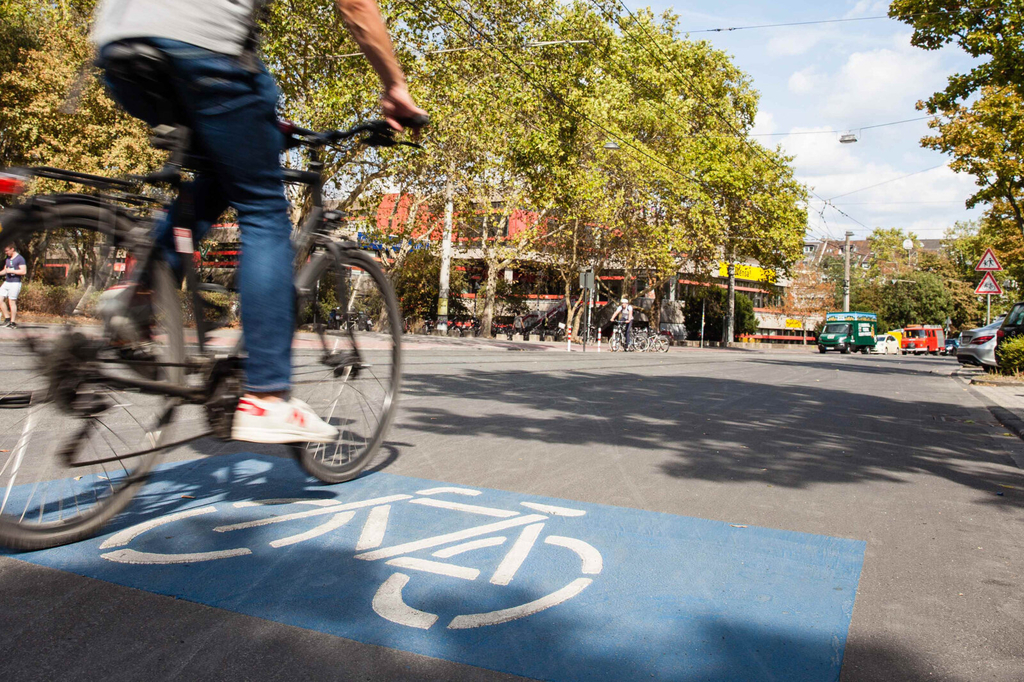 Radfahrer auf der als Fahrradstraße markierten Zülpicher Straße