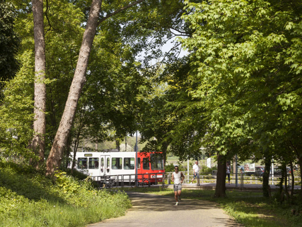 Mit Ökostrom fahrende Stadtbahn der Kölner Verkehrs-Betriebe