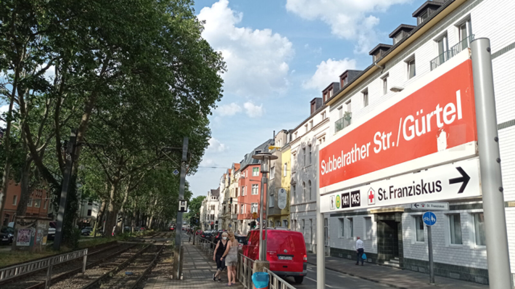 Bahnsteig der Stadtbahnhaltestelle Subbelrather Straße/Gürtel, Link auf Umbau der Stadtbahnhaltestellen Subbelrather Straße/Gürtel und Nußbaumerstraße