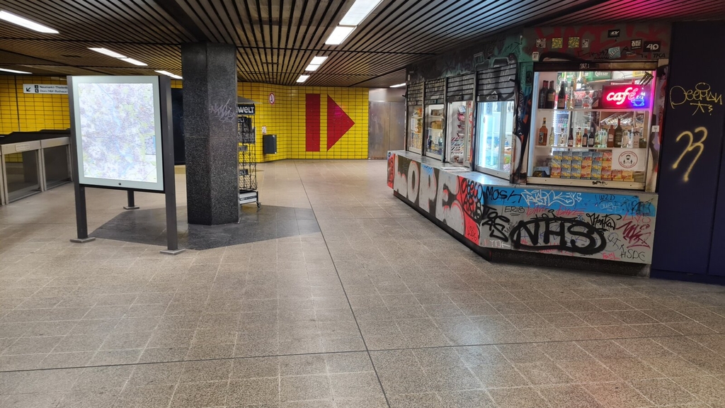 Verteilerebene der Stadtbahnhaltestelle Hans-Böckler-Platz/Bahnhof West. Zu sehen ist rechts ein Aufsteller mit einem Stadtplan von Köln und links ein Kiosk., Link auf Sanierung der Stadtbahnhaltestelle Hans-Böckler-Platz/Bahnhof West