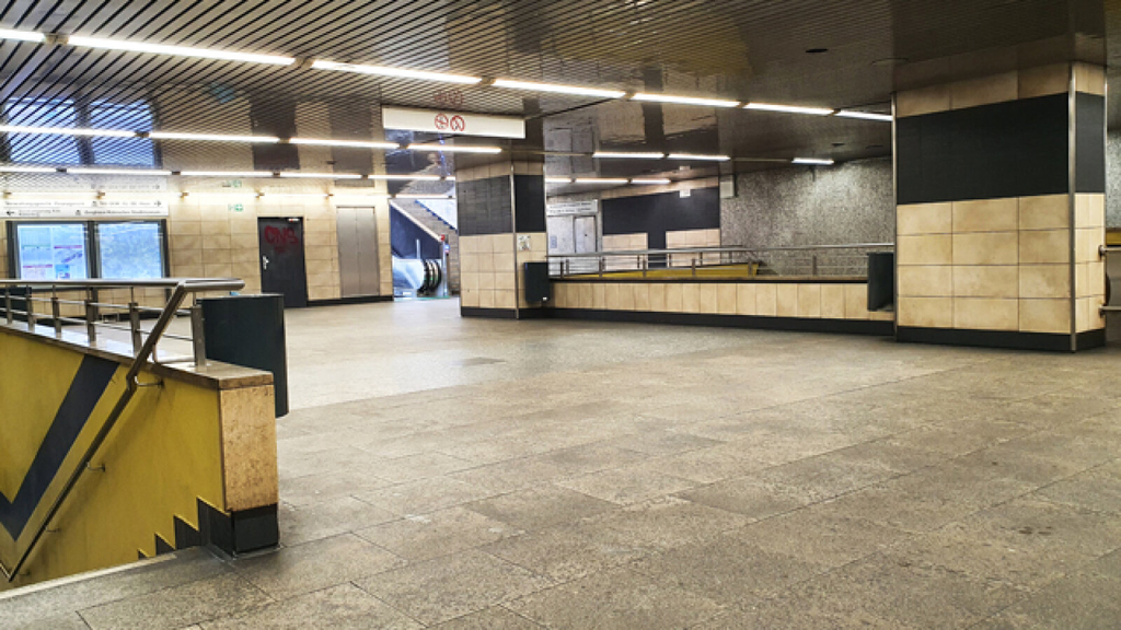 Zwischenebene der Stadtbahnhaltestelle Appellhofplatz, Ausgang Zeughaus, Link auf Sanierung der Stadtbahnhaltestelle Appellhofplatz