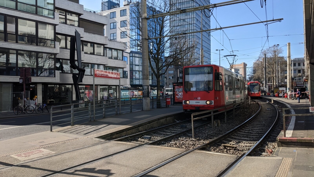  Haltestelle Barbarossaplatz mit einfahrender Stadtbahn der Linie 18, Link auf Umbau der Stadtbahnhaltestelle Barbarossaplatz