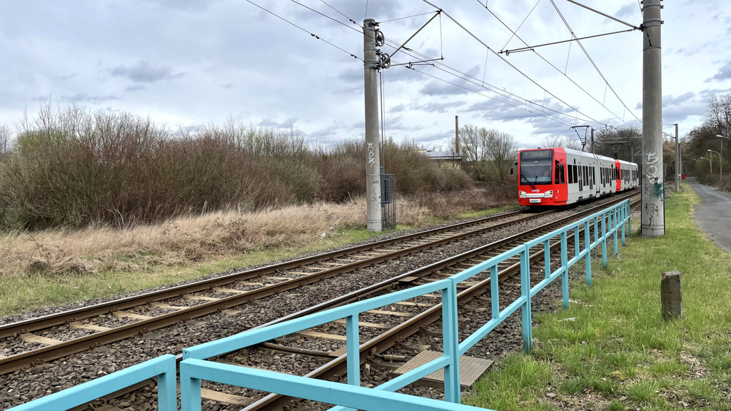 Einfahrende Stadtbahn der Linie 7 an der Haltestelle Zündorf, Link auf Neue Stadtbahn Bonn – Niederkassel – Köln