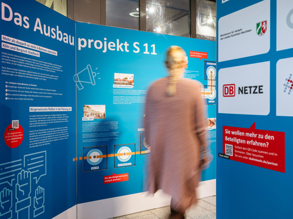Eine Besucherin in der Wanderausstellung zum Ausbauprojekt S-Bahn Köln