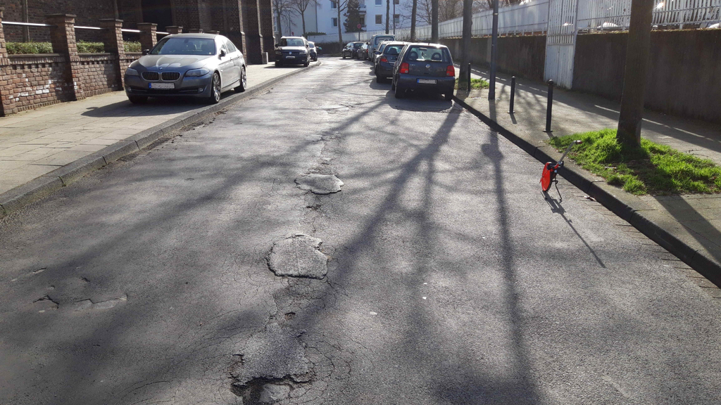 Sanierungsbedürftiger Zustand der Feltenstraße in Bickendorf