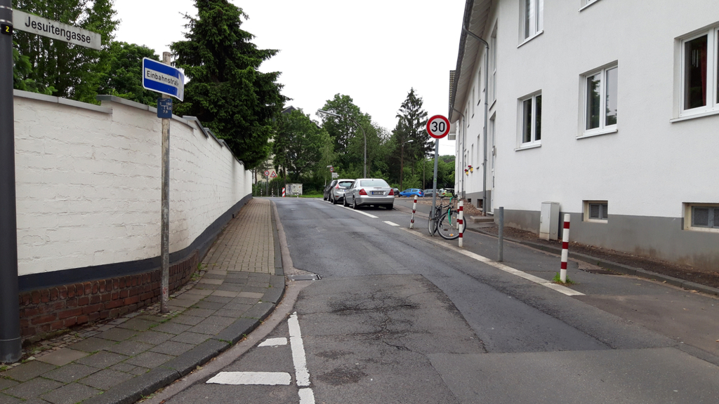 Blick in die Jesuitengasse. Der Straßenbelag ist sanierungsbedürftig.