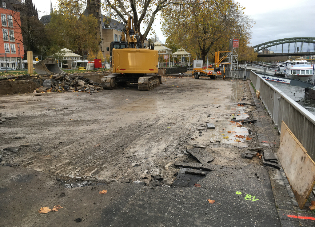 Zu sehen ist der Abbruch des Straßenbelags auf der Kragplatte.