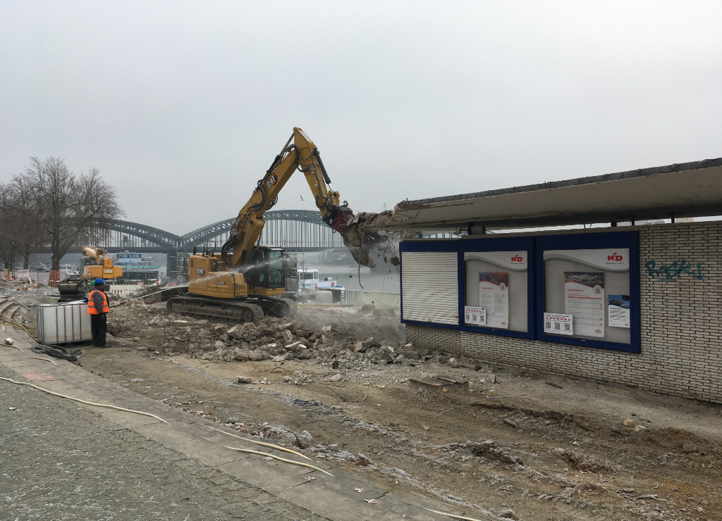 Abbruch des KD-Verkaufshäuschen durch einen Kran am Rheinufer. 