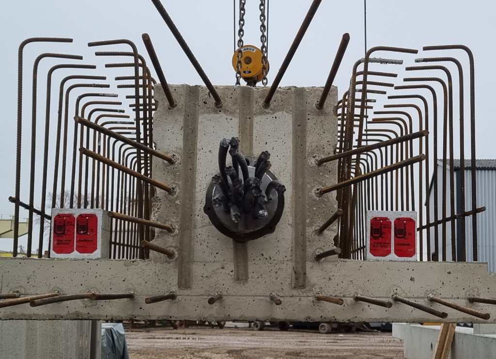 Das Foto zeigt ein bereits hergestelltes Fertigteil für die Kragplatte mit der Anschlussbewehrung für die Ortbetonergänzung sowie die Spannstahlverankerung in der Querschnittsmitte.