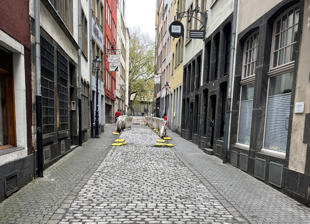 Zu sehen sind Absperrungen in der Gasse Buttermarkt. Die Fugen des Steinbelags wurden erneuert.