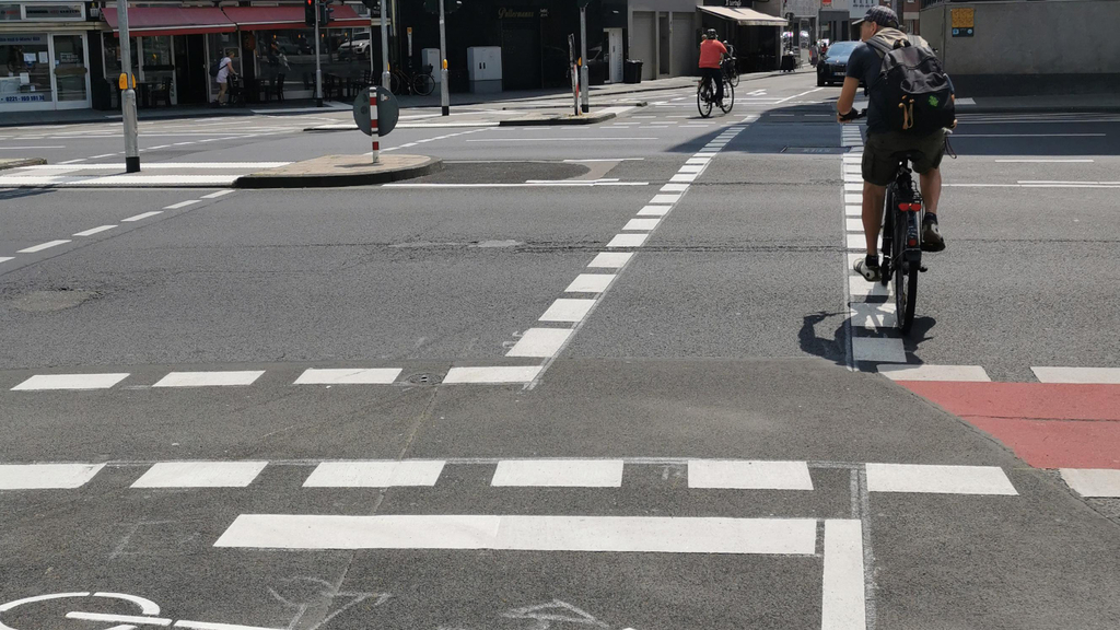Radfahrer fährt über die Kreuzung Mühlenbach/Filzengraben in die für Radfahrende freigegebene Einbahnstraße der Mathiasstraße