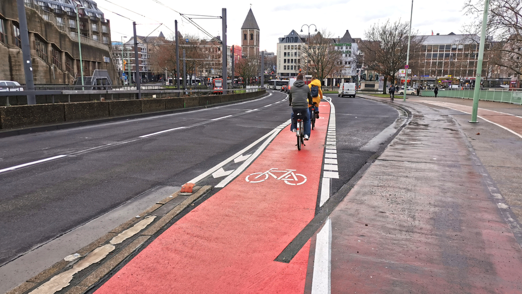 Radfahrer auf dem Radfahrstreifen Deutzer Brücke kurz vor der Abfahrt in die Altstadt