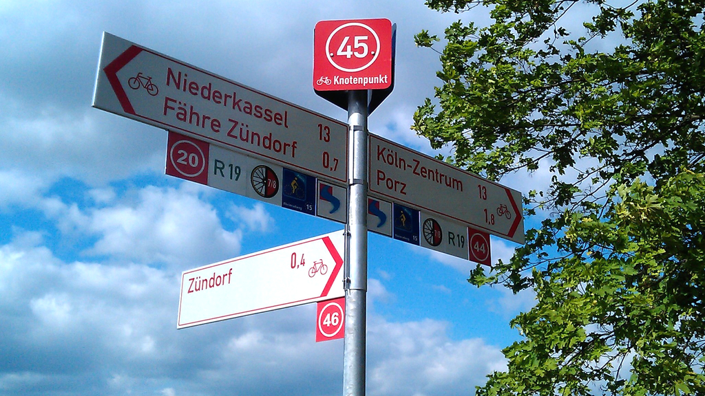 Wegweisendes Schild für den Radverkehr mit Hinweis auf den Knotenpunkt 45