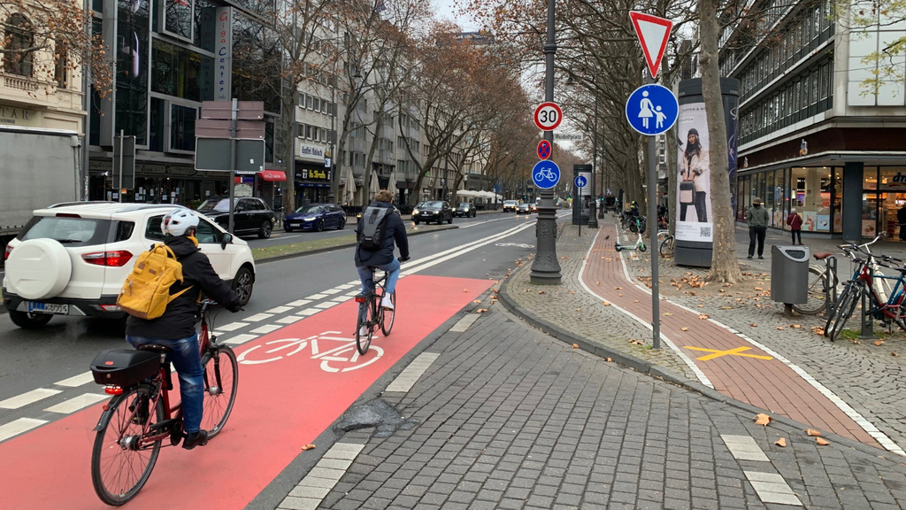 Radfahrer auf dem Radfahrstreifen am Hohenzollernring