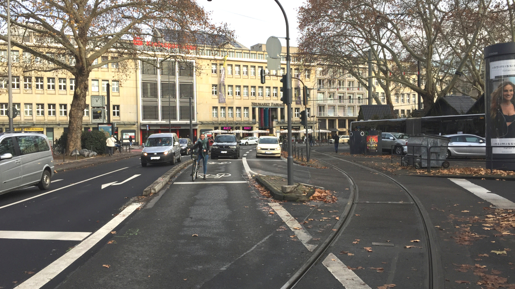 Radfahrerin steht auf eigener Fahrradspur an einer Ampel am Neumarkt