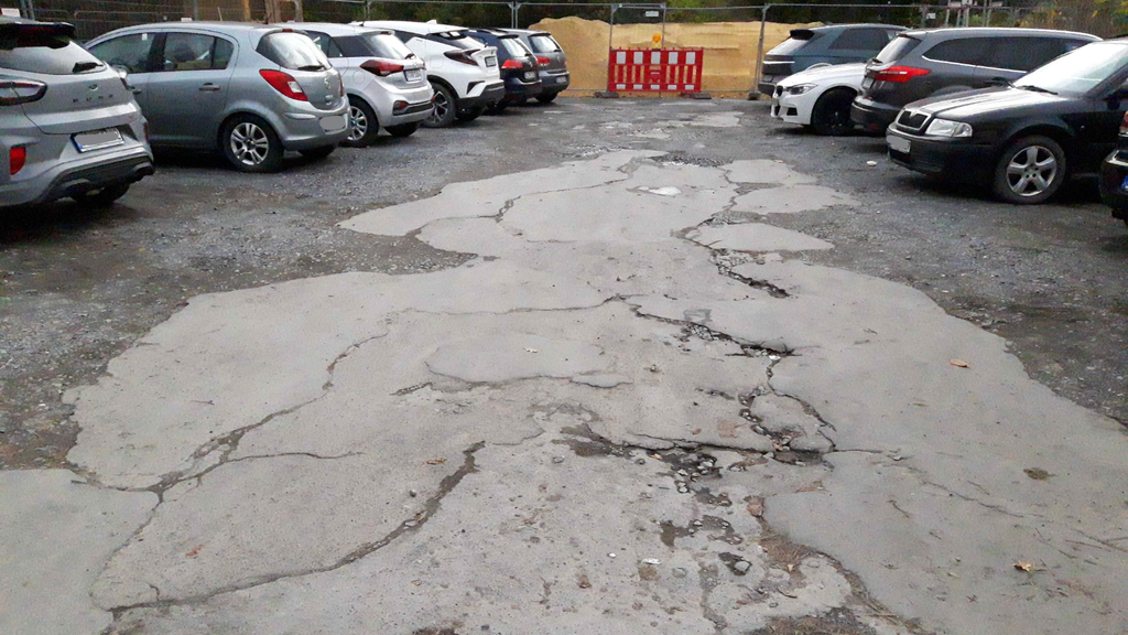 Blick auf den sanierungsbedürftigen Parkplatz "An der Kemperwiese" in Dellbrück
