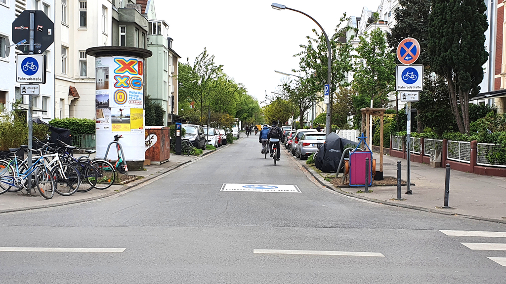 Radfahrende auf der neu eingerichteten Fahrradstraße Euskirchener Straße
