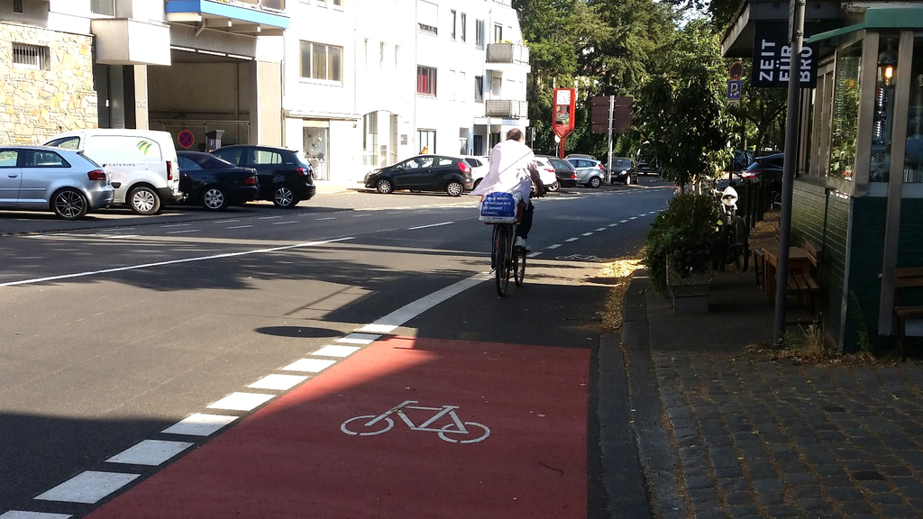 Radfahrer nutzt neuen Schutzstreifen auf der Kitschburger Straße