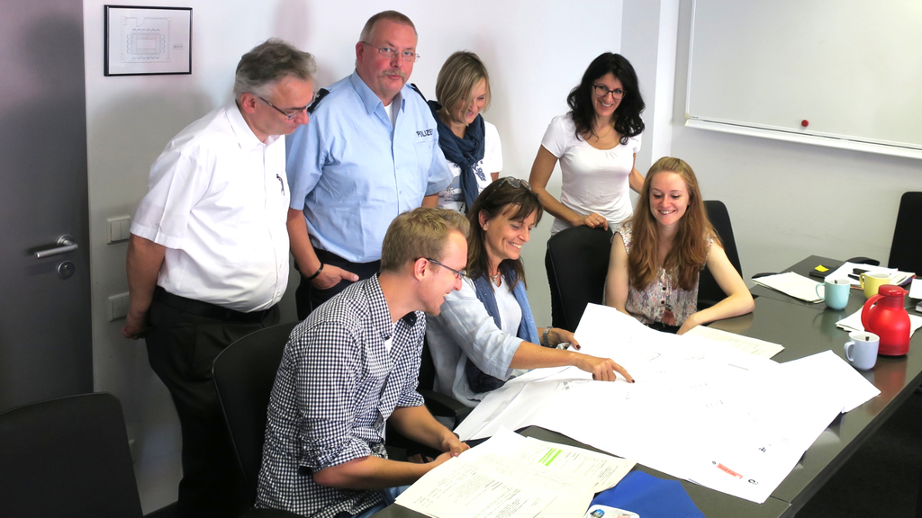 Vertreterinnen und Vertreter der Unfallkommission beraten über eine Straßenplanung