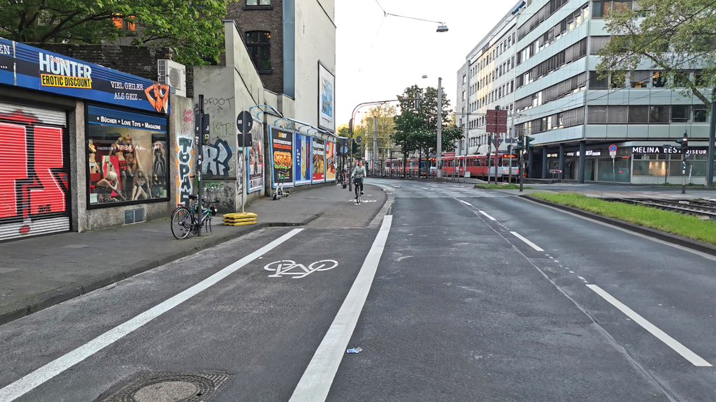 Radfahrerin nutzt den Übergang vom baulichen Radweg auf einen Radfahrstreifen auf der Neuen Weyerstraße