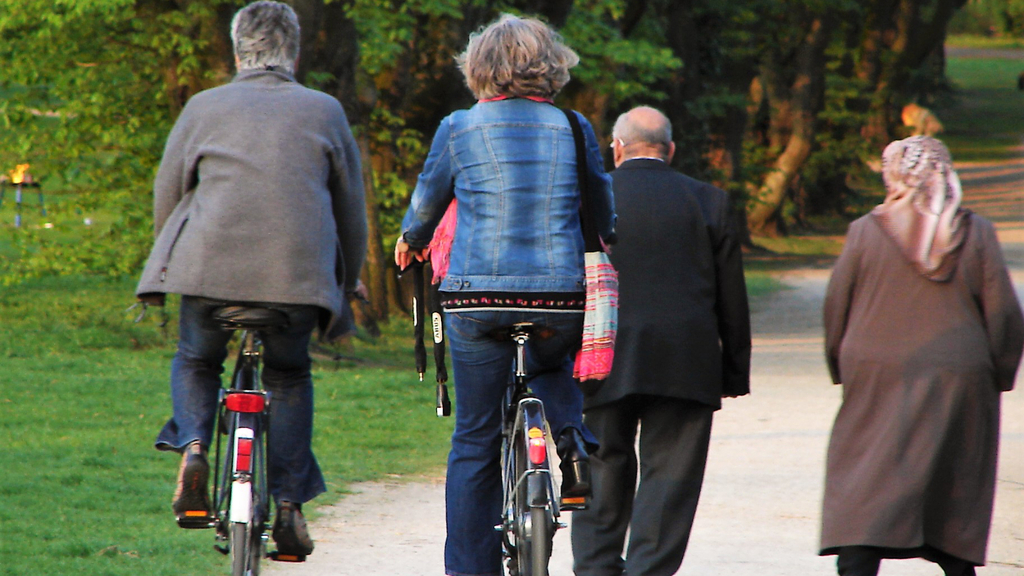 Nebeneinanderfahrende Radfahrer in einem Park