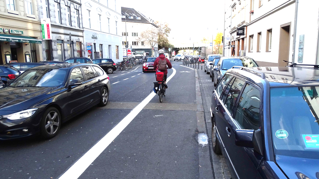 Radfahrerin fährt auf der Gladbacher Straße. Die Einbahnstraße wurde in Gegenrichtung für den Radverkehr geöffnet.