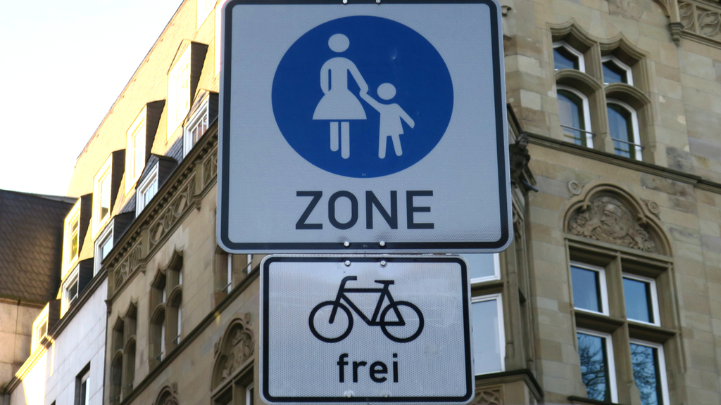 Schild Fußgängerzone mit Zusatz "Radfahrer frei"